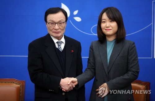 악수하는 이해찬과 이소영(서울=연합뉴스) 김인철 기자 = 제21대 총선을 앞두고 더불어민주당에 영입된 이소영 환경 전문 변호사(오른쪽)가 지난 14일 오전 국회에서 열린 인재영입 발표 행사에서 더불어민주당 이해찬 대표와 악수하고 있다. yatoya@yna.co.kr