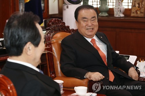 문희상 국회의장(서울=연합뉴스) 김인철 기자 = 문희상 국회의장이 지난 15일 오후 국회 의장실을 예방한 정세균 국무총리와 대화하고 있다.yatoya@yna.co.kr