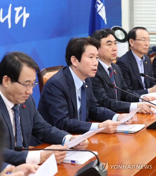 발언하는 민주당 이인영 원내대표(서울=연합뉴스) 안정원 기자 = 더불어민주당 이인영 원내대표가 16일 오전 서울 여의도 국회 의원회관에서 열린 정책조정회의에서 발언하고 있다. 2020.1.16 jeong@yna.co.kr