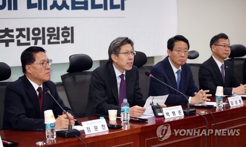 발언하는 혁신통합추진위원회 박형준 위원장(서울=연합뉴스) 김인철 기자 = 중도·보수통합을 목표로 하는 혁신통합추진위원회 박형준 위원장이 16일 오전 국회 의원회관에서 열린 혁신통합위원회 3차 회의에서 발언하고 있다. yatoya@yna.co.kr