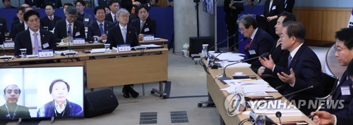 화상대화 하는 문 대통령(대전=연합뉴스) 한상균 기자 = 문재인 대통령이 16일 과기부·방통위 부처 업무보고를 받기 위해 방문한 대전 한국전자통신연구원에서 인공지능 기술을 활용한 가축전염병 처리 시연 화상을 본 후 수의사, 농장주 등과 화상으로 대화하고 있다. 2020.1.16 xyz@yna.co.kr