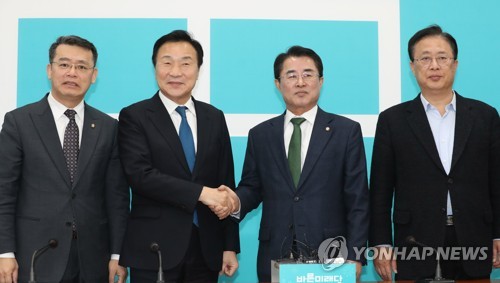 기념촬영하는 바른미래당과 대안신당(서울=연합뉴스) 하사헌 기자 = 바른미래당 손학규 대표가 16일 오전 서울 여의도 국회에서 대안신당 최경환 대표의 예방을 받고 기념촬영 하고 있다. 왼쪽부터 바른미래당 임재훈 사무총장, 손학규 대표, 대안신당 최경환 대표, 유성엽 통합추진위원장.  2020.1.16 toadboy@yna.co.kr