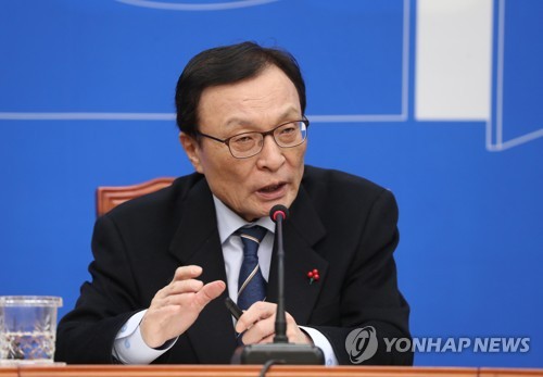 신년 기자간담회 하는  민주당 이해찬 대표(서울=연합뉴스) 안정원 기자 = 더불어민주당 이해찬 대표가 16일 오전 서울 여의도 국회 당대표 회의실에서 신년 기자간담회를 하고  있다. jeong@yna.co.kr