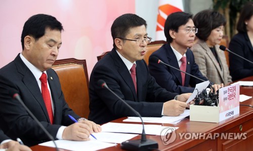 최고위원회의서 발언하는 황교안 대표(서울=연합뉴스) 김인철 기자 = 자유한국당 황교안 대표가 16일 오전 국회에서 열린 최고위원회의에서 발언하고 있다. 2020.1.16 yatoya@yna.co.kr