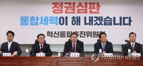 혁신통합추진위원회 3차 회의(서울=연합뉴스) 김인철 기자 = 중도·보수통합을 목표로 하는 혁신통합추진위원회 박형준 위원장(가운데)이 16일 오전 국회 의원회관에서 열린 혁신통합위원회 3차 회의에서 발언하고 있다. yatoya@yna.co.kr