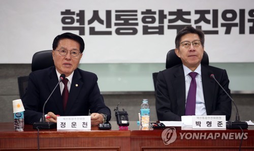 발언하는 정운천(서울=연합뉴스) 김인철 기자 = 새로운보수당 정운천 의원(왼쪽)이 16일 오전 국회 의원회관에서 열린 혁신통합위원회 3차 회의에서 발언하고 있다. 오른쪽은 박형준 혁신통합추진위원회 위원장. 2020.1.16 yatoya@yna.co.kr