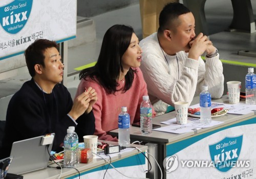 V리그 응원 나선 김연경(서울=연합뉴스) 김주성 기자 = 여자배구 대표팀의 에이스 김연경(터키 엑자시바시)이 16일 프로배구 V리그 여자부 GS칼텍스 대 현대건설 경기가 열리는 서울 장충체육관을 찾아 동료 선수들을 응원하고 있다. 2020.1.16 utzza@yna.co.kr