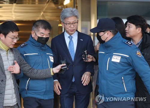 울산시청 떠나는 송병기 부시장2020년 1월 14일 직권 면직 형식으로 공직에서 물러난 송병기 울산시 경제부시장이 울산시청을 떠나고 있다. 
[연합뉴스 자료사진]