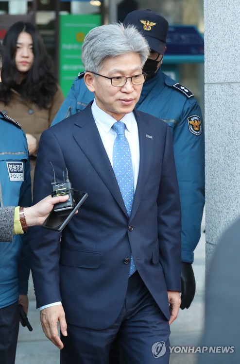 송병기 울산시 경제부시장 직권 면직2020년 1월 14일 직권 면직 형식으로 공직에서 물러난 송병기 울산시 경제부시장이 울산시청을 떠나고 있다. 
[연합뉴스 자료사진]