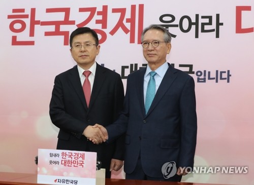 악수하는 황교안과 김형오(서울=연합뉴스) 하사헌 기자 = 자유한국당 황교안 대표와 공천관리위원회 위원장으로 임명된 김형오 전 국회의장이 17일 오전 서울 여의도 국회에서 첫 회동을 하며 악수하고 있다.toadboy@yna.co.kr