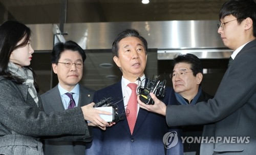 1심 선고공판 마친 김성태 의원 (서울=연합뉴스) 김도훈 기자 = KT로부터 '딸 부정채용' 형태의 뇌물을 받은 혐의로 재판에 넘겨진 자유한국당 김성태 의원이 17일 오전 서울 양천구 서울남부지법에서 열린 1심 선고공판을 마친 뒤 청사를 나서며 취재진 질문에 답하고 있다. superdoo82@yna.co.kr