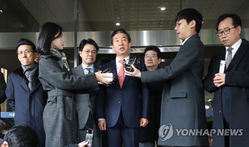 1심 선고공판 마친 김성태 의원(서울=연합뉴스) 김도훈 기자 = KT로부터 '딸 부정채용' 형태의 뇌물을 받은 혐의로 재판에 넘겨진 자유한국당 김성태 의원이 17일 오전 서울 양천구 서울남부지법에서 열린 1심 선고공판을 마친 뒤 청사를 나서며 취재진 질문에 답하고 있다. superdoo82@yna.co.kr