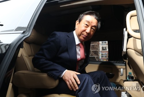 차량 탑승하는 김성태 의원(서울=연합뉴스) 김도훈 기자 = KT로부터 '딸 부정채용' 형태의 뇌물을 받은 혐의로 재판에 넘겨진 자유한국당 김성태 의원이 17일 오전 서울 양천구 서울남부지법에서 열린 1심 선고공판을 마친 뒤 청사를 떠나고 있다. superdoo82@yna.co.kr