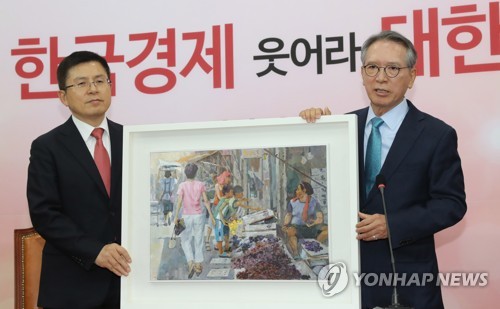 그림 선물하는 김형오 공관위원장(서울=연합뉴스) 하사헌 기자 = 자유한국당 공천관리위원회 위원장으로 임명된 김형오 전 국회의장이 17일 오전 서울 여의도 국회에서 황교안 대표와 첫 회동을 하며 서민의 삶을 담은 그림을 선물하고 있다. 2020.1.17 toadboy@yna.co.kr