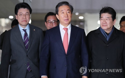 '딸 부정채용 의혹' 김성태 1심 무죄(서울=연합뉴스) 김도훈 기자 = KT로부터 '딸 부정채용' 형태의 뇌물을 받은 혐의로 재판에 넘겨졌다가 1심에서 무죄를 선고받은 자유한국당 김성태 의원이 17일 오전 서울 양천구 서울남부지법에서 열린 1심 선고 공판을 마친 뒤에 동료 의원들과 청사를 나서고 있다.
왼쪽부터 자유한국당 장제원·김성태·강석호 의원. superdoo82@yna.co.kr