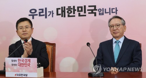 김형오 공관위원장 발언 듣고 박수치는 황교안 대표(서울=연합뉴스) 하사헌 기자 = 자유한국당 황교안 대표가 17일 오전 서울 여의도 국회에서 열린 김형오 공천관리위원회 위원장과의 첫 회동에서 김 위원장의  발언을 듣고 박수치고 있다.  toadboy@yna.co.kr