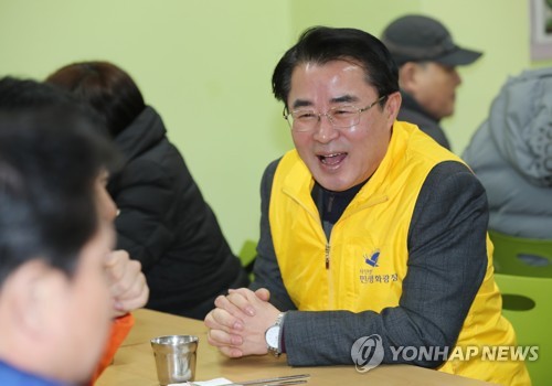 최경환 대표 함박웃음(광주=연합뉴스) 박철홍 기자 = 대안신당 최경환 대표가 17일 오전 광주시 장애인종합복지관 식당에서 시민들을 만나고 있다. 2020.1.17