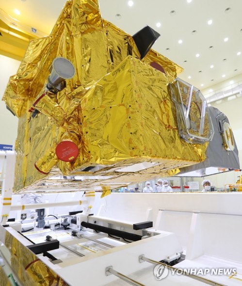 컨테이너에 실리는 천리안 2B호(서울=연합뉴스) = 한국항공우주연구원은 다음 달 발사를 위해 천리안 2B호를 기아나 우주센터로 보냈다. 사진은 무진동 항온항습 컨테이너에 실리는 위성의 모습. 2020.1.18 [한국항공우주연구원 제공. 재판매 및 DB 금지] photo@yna.co.kr