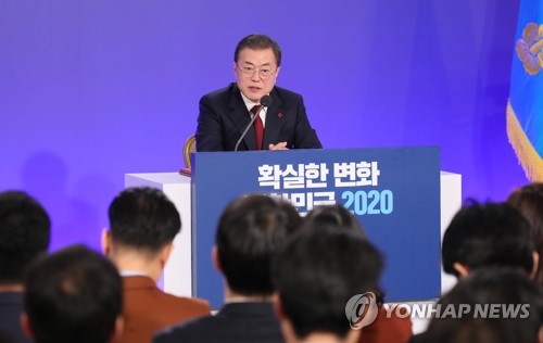 문재인 대통령이 1월 14일 오전 청와대 영빈관에서 열린 2020년 신년 기자회견에서 취재진 질문에 답하고 있다. 2020.1.14 [연합뉴스 자료사진]