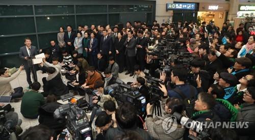 안철수 공항 기자회견(영종도=연합뉴스) 신준희 기자 = 바른미래당 안철수 전 의원이 지난 19일 인천국제공항을 통해 귀국, 취재진 앞에 서 인사말을 하고 있다.hama@yna.co.kr
