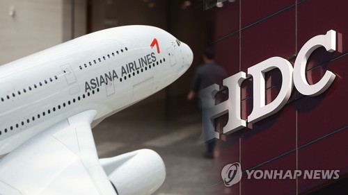 아시아나항공 품에 안은 HDC현대산업개발(CG)[연합뉴스TV 제공]