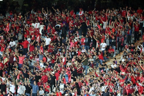 이란 페르세폴리스 홈 팬들의 응원.[EPA=연합뉴스 자료사진]