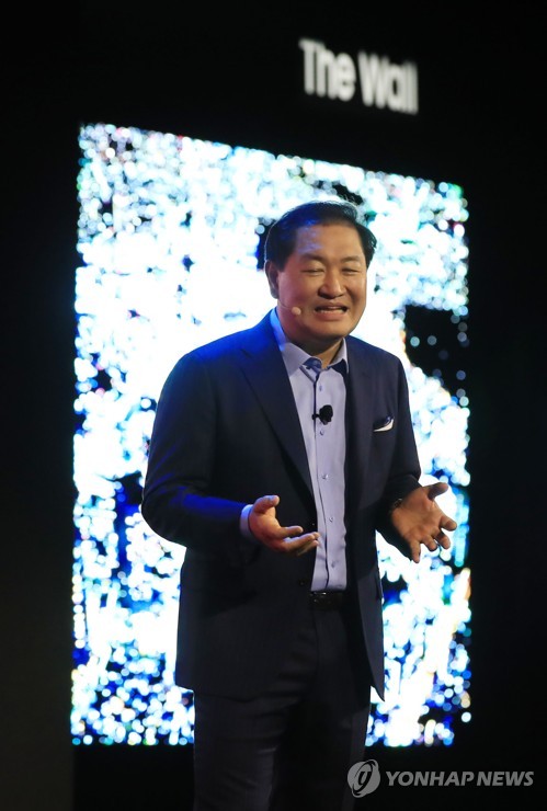 '더 월' 150형 소개하는 한종희 사장[연합뉴스 자료사진]