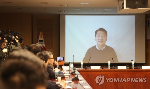 정치 혁신 영상 메시지 보낸 안철수(서울=연합뉴스) 지난 1월 9일 오전 서울 여의도 국회 의원회관에서 권은희·이태규·김삼화 등 안철수계 의원들이 참여한 가운데 열린 '한국 정치 이대로 좋은가' 토론회에서 바른미래당 안철수 전 의원의 정치 혁신 의지를 담은 영상 메시지가 상영되고 있다.[연합뉴스 자료사진]