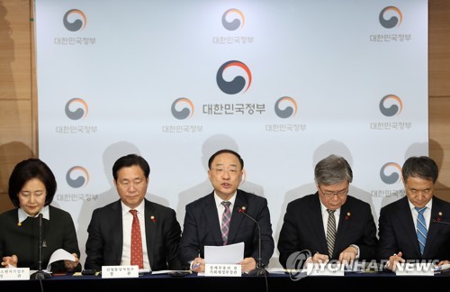 합동 브리핑하는 홍남기 부총리(서울=연합뉴스) 이지은 기자 = 홍남기 경제부총리 겸 기획재정부 장관(가운데)이 15일 오전 정부서울청사에서 열린 2019년 고용동향 및 정책방향 관련 합동브리핑에서 브리핑을 하고 있다.  2020.1.15 jieunlee@yna.co.kr