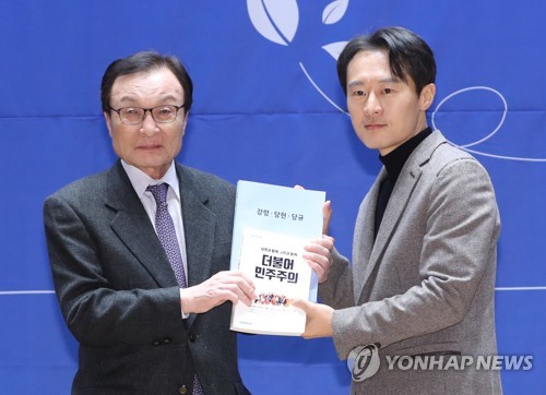 당원 교과서 전달하는 민주당 이해찬 대표(서울=연합뉴스) 안정원 기자 = 더불어민주당 이해찬 대표가 19일 오후 서울 여의도 국회 의원회관 대회의실에서 민주당 10호 영입인재인 이탄희 전 판사에게 당원교과서를 전달하며 기념촬영 하고 있다. 2020.1.19 jeong@yna.co.kr