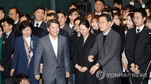 귀국 환영 받는 안철수(영종도=연합뉴스) 신준희 기자 = 바른미래당 안철수 전 의원이 19일 인천국제공항을 통해 귀국하고 있다. 2020.1.19 hama@yna.co.kr