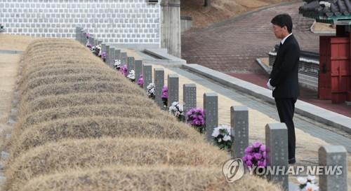 윤상원 열사 묘역 앞에서 묵념하는 안철수
(광주=연합뉴스) 김인철 기자 = 바른미래당 안철수 전 의원이 20일 오후 광주 북구 운정동 국립5·18민주묘지 참배 후 윤상원 열사 묘역 앞에서 묵념을 하고 있다. 2020.1.20
yatoya@yna.co.kr
(끝)