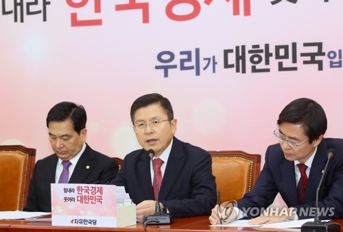 최고위 발언하는 황교안(서울=연합뉴스) 진성철 기자 = 자유한국당 황교안 대표가 20일 국회에서 열린 최고위원회의에서 발언하고 있다.zjin@yna.co.kr