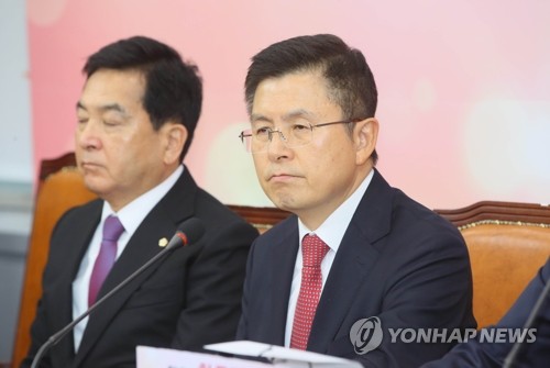 굳은 표정의 황교안(서울=연합뉴스) 진성철 기자 = 자유한국당 황교안 대표가 20일 국회에서 열린 최고위원회의에서 굳은 표정을 짓고 있다. 2020.1.20 zjin@yna.co.kr