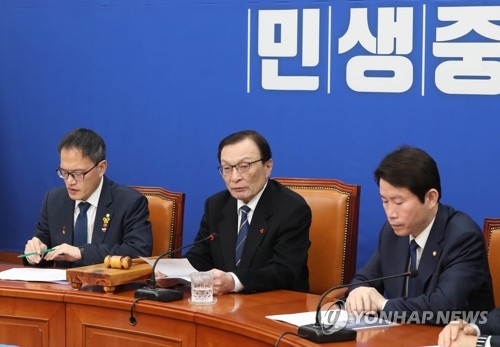 발언하는 이해찬 대표(서울=연합뉴스) 안정원 기자 = 더불어민주당 이해찬 대표가 20일 오전 서울 여의도 국회에서 열린 최고위원회의에서 발언하고 있다. jeong@yna.co.kr