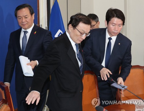 자리에 앉는 민주당 이해찬 대표(서울=연합뉴스) 안정원 기자 = 더불어민주당 이해찬 대표와 이인영 원내대표가 20일 오전 서울 여의도 국회에서 열린 최고위원회의에 참석하고 있다. 2020.1.20 jeong@yna.co.kr