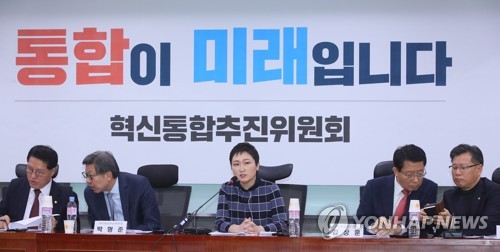 혁신통합위서 인사하는 이언주(서울=연합뉴스) 진성철 기자 = 전진당 4.0 이언주 대표가 20일 국회 의원회관에서 열린 혁신통합추진위원회 회의에서 인사말하고 있다. 오른쪽부터 자유한국당 소속 이양수, 김상훈 위원, 이언주, 박형준 위원장, 새보수당 정운천 위원.zjin@yna.co.kr