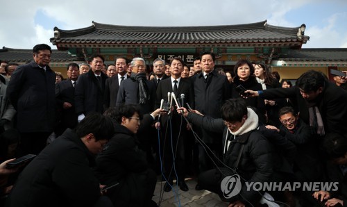 취재진 질문에 답하는 안철수(광주=연합뉴스) 김인철 기자 = 바른미래당 안철수 전 의원이 20일 오후 광주 북구 운정동 국립5·18민주묘지 참배 후 민주의 문 앞에서 취재진 질문에 답하고 있다. 2020.1.20 yatoya@yna.co.kr