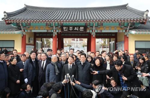 광주 방문한 안철수(광주=연합뉴스) 박철홍 기자 = 바른미래당 안철수 전 의원이 20일 오후 광주 북구 운정동 국립5·18민주묘지를 참배하고 민주의 문 앞에서 기자들의 질문에 답하고 있다. 2020.1.20 pch80@yna.co.kr