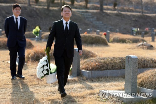 장인 산소 찾은 안철수 전 의원(여수=연합뉴스) 정회성 기자 = 바른미래당 안철수 전 의원이 20일 오후 전남 여수시 소라면 여수시립공원묘지를 찾아 장인 산소를 향해 걸어가고 있다. 안 전 의원 뒤는 김도식 전 비서실장. 2020.1.20 hs@yna.co.kr