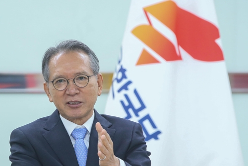 인터뷰 하는 자유한국당 김형오 공천관리위원장 (서울=연합뉴스) 진성철 기자 = 자유한국당 김형오 공관위원장이 21일 영등포 당사에서 연합뉴스와 인터뷰하고 있다.