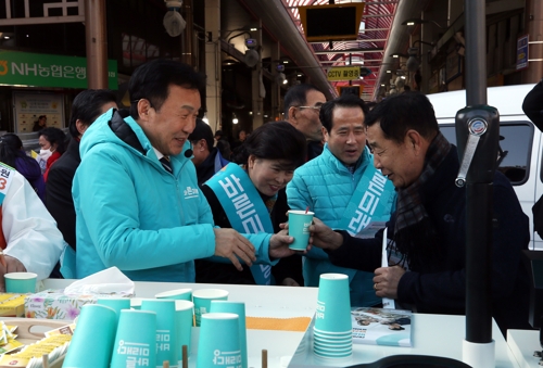 (청주=연합뉴스) 전창해 기자 = 손학규 바른미래당 대표가 21일 청주 육거리시장 입구에서 시민들에게 따뜻한 차를 나눠주며 당 여성정책 홍보를 하고 있다. 2020.1.21 jeonch@yna.co.kr