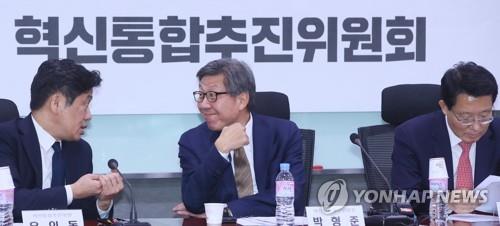 혁신통합 방안 논의?
(서울=연합뉴스) 진성철 기자 = 혁신통합추진위원회 박형준 위원장(가운데)과 새로운보수당 유의동 공동대표(왼쪽)이 21일 국회 의원회관에서 열린 혁신통합추진위원회 회의에서 논의하는 동안 자유한국당 김상훈 의원이 자료를 보고 있다. 2020.1.21
zjin@yna.co.kr
(끝)
