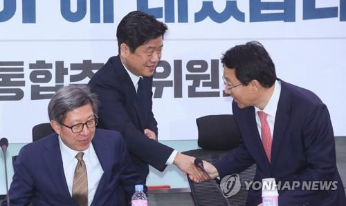 인사나누는 혁통위 위원들
(서울=연합뉴스) 진성철 기자 = 혁신통합추진위원회 박형준 위원장(왼쪽부터), 새로운보수당 유의동 공동대표, 자유한국당 김상훈 의원이 21일 국회 의원회관에서 열린 혁신통합추진위원회 회의에서 인사하고 있다. 2020.1.21
zjin@yna.co.kr
(끝)