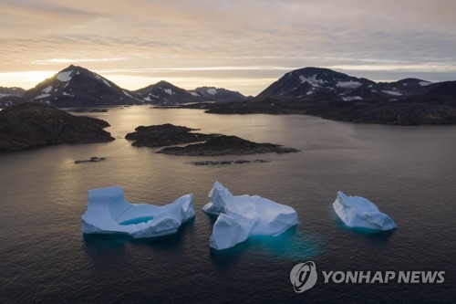 떠내려가는 그린란드 빙하. 지구온난화에 따라 해빙이 급속도로 녹으면서 해수면이 높아져 해안 저지대 주민들의 일상이 위협을 받고 있다.[AP=연합뉴스 자료사진]
