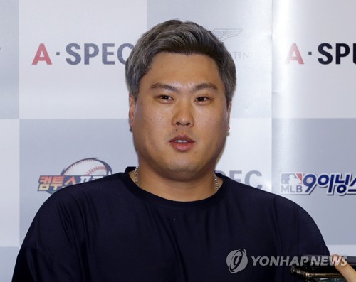 류현진(영종도=연합뉴스) 류영석 기자 = 미국 프로야구 토론토 블루제이스로 이적한 류현진이 지난 2019년 12월 30일 오후 인천국제공항 2터미널을 통해 입국해 취재진에게 소감을 밝히고 있다.[연합뉴스 자료사진]