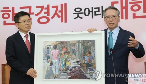 그림 선물하는 김형오 공관위원장자유한국당 공천관리위원회 위원장으로 임명된 김형오 전 국회의장이 지난 17일 오전 서울 여의도 국회에서 황교안 대표와 첫 회동을 하며 서민의 삶을 담은 그림을 선물하고 있다. [연합뉴스 자료사진]