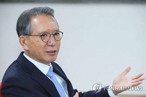 한국당 김형오 공천관리위원장 인터뷰(서울=연합뉴스) 진성철 기자 = 자유한국당 김형오 공천관리위원장이 최근 서울 영등포구 당사에서 연합뉴스와 인터뷰하고 있다. zjin@yna.co.kr