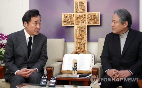 NCCK 이홍정 총무 만난 이낙연(서울=연합뉴스) 김승두 기자 = 더불어민주당에 복귀한 이낙연 전 국무총리가 21일 오전 서울 종로구 한국기독교회관에 있는 한국기독교교회협의회(NCCK)를 찾아 NCCK 총무 이홍정 목사와 만나 대화하고 있다. kimsdoo@yna.co.kr