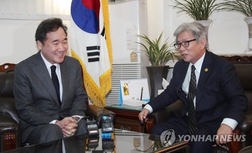 이낙연, 송범두 천도교 교령 방문(서울=연합뉴스) 김승두 기자 = 더불어민주당에 복귀한 이낙연 전 국무총리가 21일 오전 서울 종로구 수운회관을 찾아 송범두 천도교 교령과 만나 대화하고 있다. kimsdoo@yna.co.kr